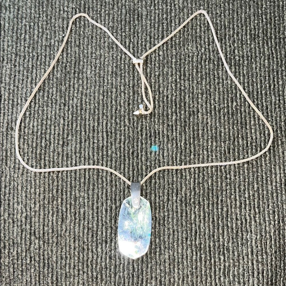 Elegant Gold Pendant Necklace